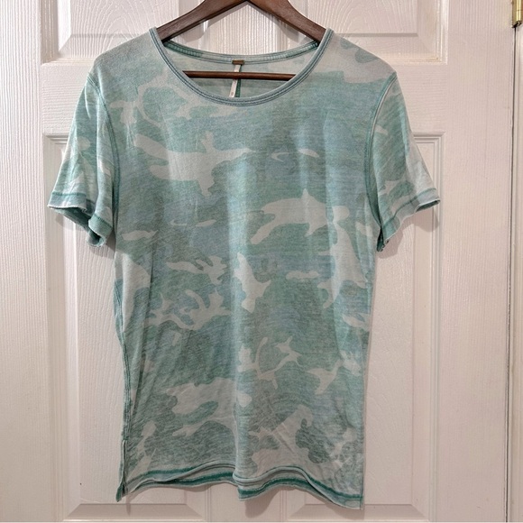 Free People Women's Short Sleeve T-Shirt Blue Green Camo Print Size XS - Picture 1 of 8
